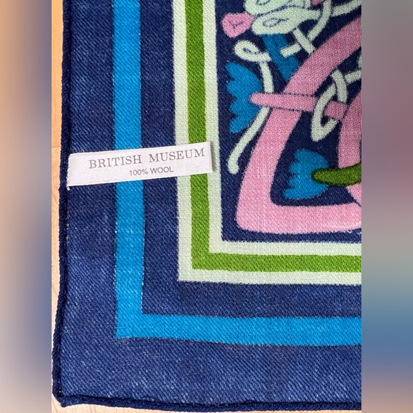 💂🧣🐍Celtic Dara Knot Serpent Folklore Wool Scarf | British Museum | 34” Square - Picture 3 of 16